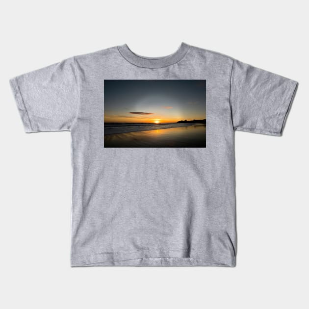 Waiting for sunrise Kids T-Shirt by Violaman